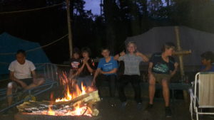Op kamp bij het vuur