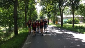 Wandelen met rugzak in de zon