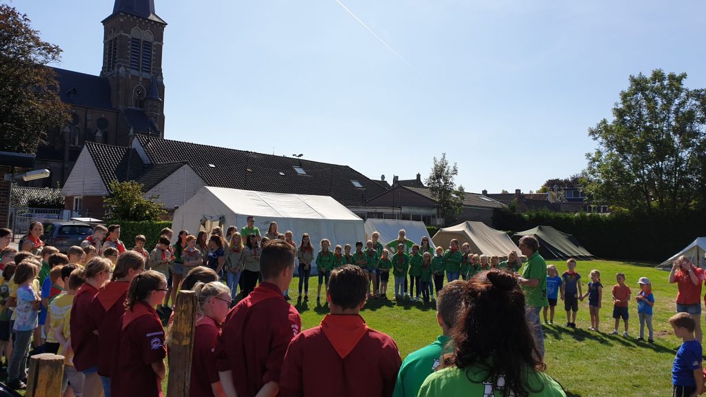 Groepsfoto met alle jeugdleden in een kring die uitleg krijgen.