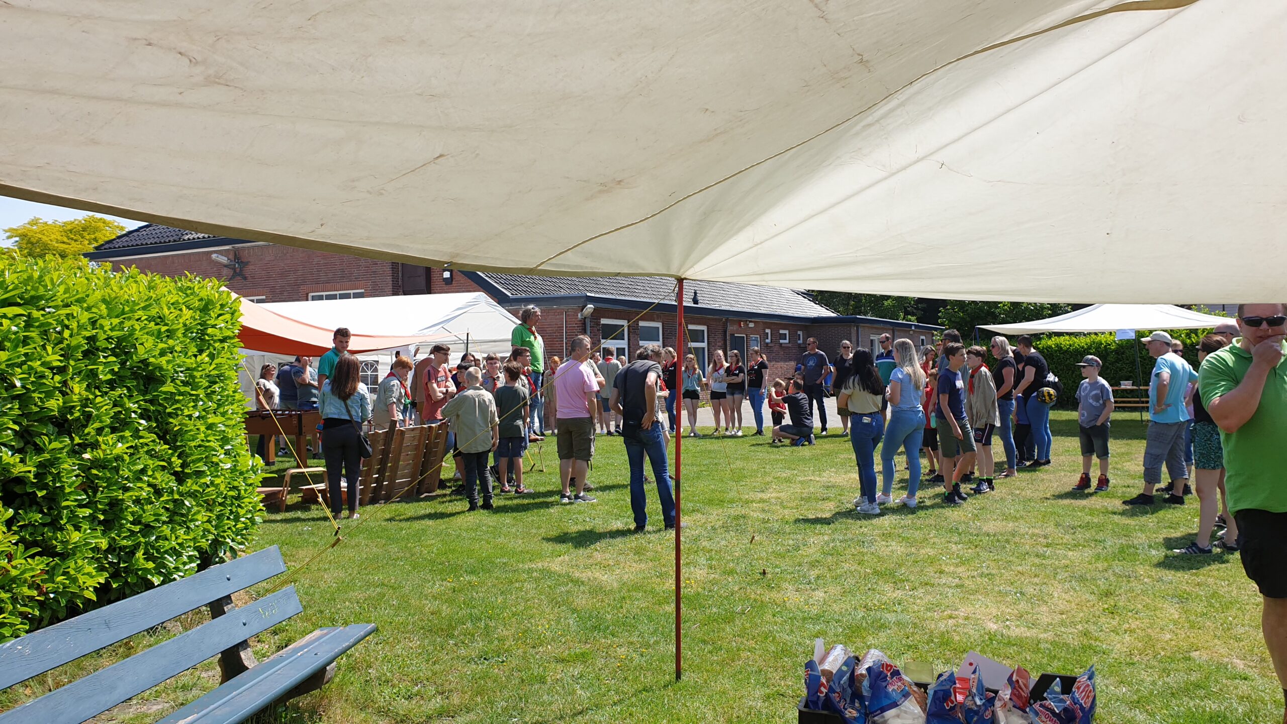 Foto van een groepsevenement met leiding, jeugdleden en kinderen.