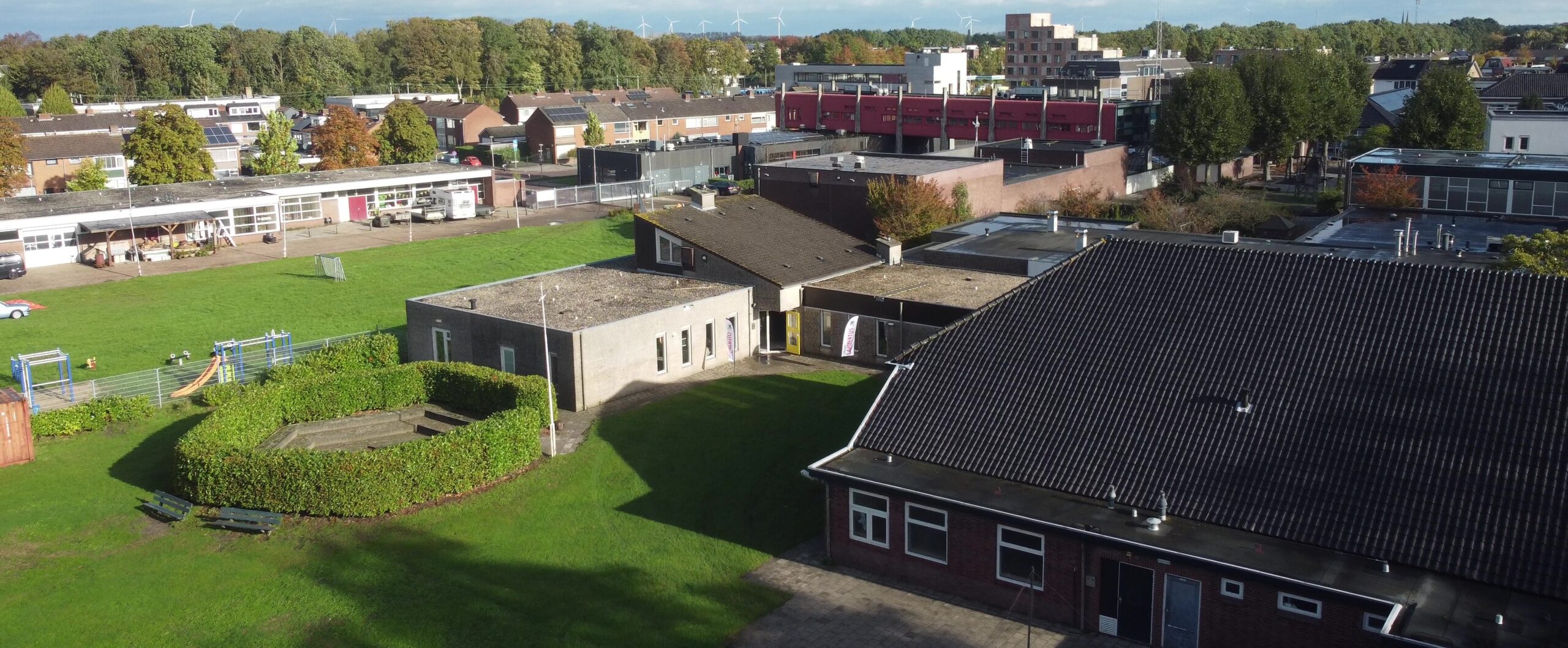 Drone luchtfoto van de nieuwbouw op het terrein van de Beuken.